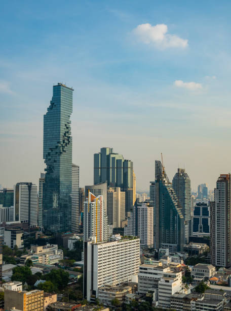 вид с воздуха на район силом в бангкоке, таиланд - silom стоковые фото и изображения