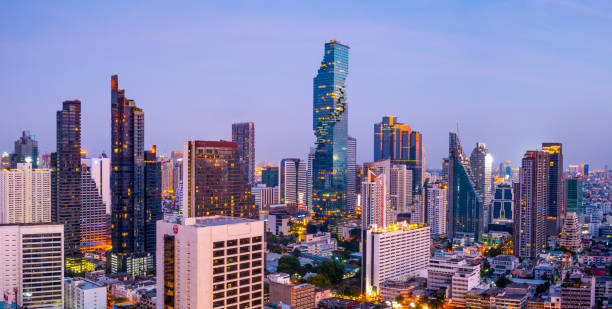 vista aerea del quartiere silom dello skyline della città di bangkok al tramonto, tailandia - bangkok thailand skyline night foto e immagini stock