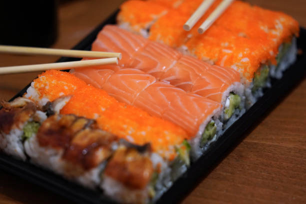 take-out sushi roll set - buffet japanese cuisine lifestyles ready to eat imagens e fotografias de stock