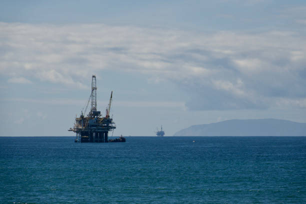 太平洋沖のオフショア石油掘削装置プラットフォーム - crane oil well derrick crane floating oil production platform ストックフォトと画像