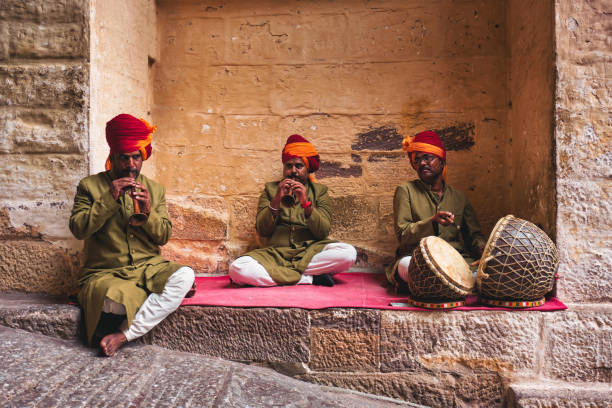 muzycy grający i śpiewający tradycyjne pieśni i muzykę radżastanu w forcie mehrangarh, radżastan, indie - folk song zdjęcia i obrazy z banku zdjęć