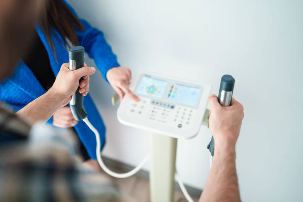 equipo médico de diagnóstico de análisis corporal para el índice de masa corporal en la clínica dietista. - masa unidad de medida fotografías e imágenes de stock
