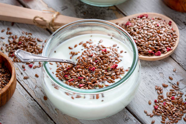 Mezcla de semillas, frambuesas y yogur - foto de stock