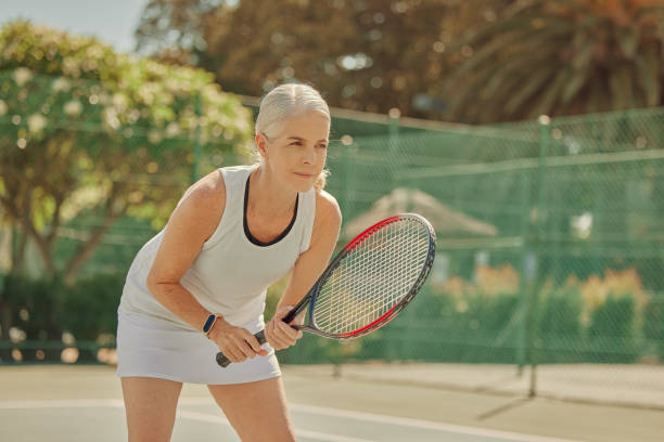 deportes, fitness y mujer esperando en tenis, partido y juego en una cancha para el cardio de jubilación. ejercicio, práctica y jugador senior en el deporte, entrenamiento y aprendizaje para la actividad física o hobby - tennis senior adult adult mature adult fotografías e imágenes de stock