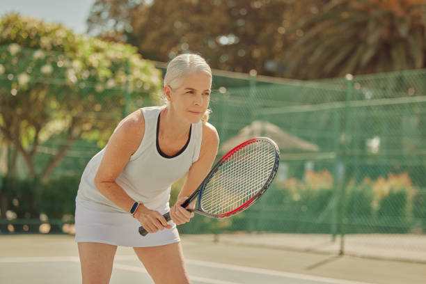 スポーツ、フィットネス、テニスで待っている女性、引退の有酸素運動のためにコートで試合と試合。身体活動や趣味のためのスポーツ、トレーニング、学習における運動、練習、シニアプ� - lifestyles south africa sport horizontal ストックフォトと画像