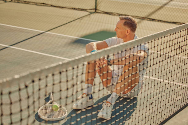 피트니스, 휴식 또는 테니스 코트에서 게임을 생각하거나 건강을 위해 여름에 놀이터에서 경기를 연습하는 남자. 스포츠 훈련, 운동 또는 운동에서 라켓으로 사려 깊은 남성 그물에 의해 휴식 - tennis court sports training tennis net 뉴스 사진 이미지