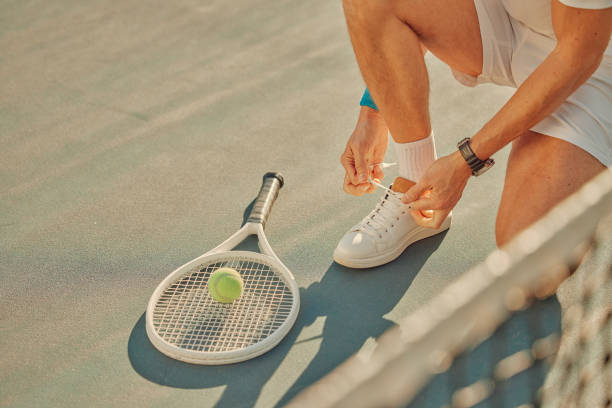 krawat, ręce lub buty na korcie tenisowym w grze sportowej lub meczu treningowym latem dla zdrowej kondycji. powiększenie nóg lub osoby w obuwiu, aby rozpocząć lub rozpocząć trening, trening lub ćwiczenie grając samotnie - tennis court sports training tennis net zdjęcia i obrazy z banku zdjęć