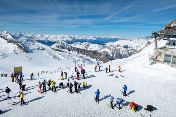 오스트리아의 매혹적인 산 - 힌터툭스. 스키어들은 아름다운 슬로프에서 즐거운 시간을 보냅니다. - ski resort winter sport apres ski ski slope 뉴스 사진 이미지