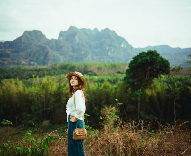 donna che guarda le montagne del parco nazionale di khao son - parco nazionale di khao sok foto e immagini stock
