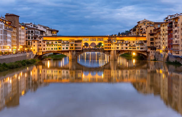 puente ponte vecchio sobre el río arno por la noche, florencia, italia - florence italy italy bridge international landmark fotografías e imágenes de stock