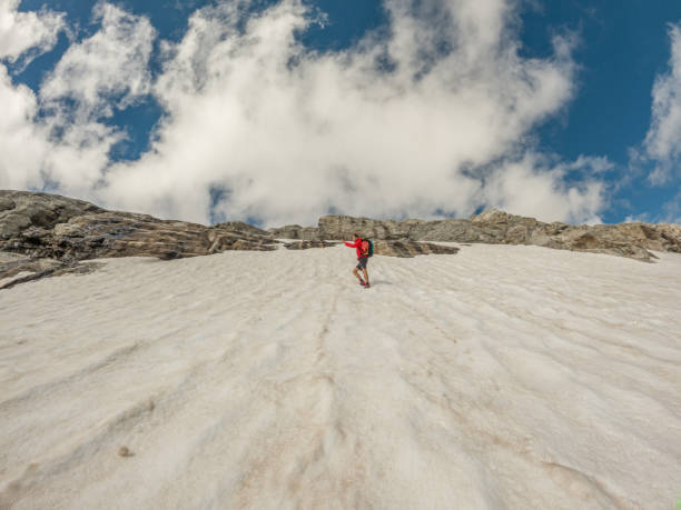 alpinista subindo na rota nevada - conquering adversity wilderness area aspirations achievement - fotografias e filmes do acervo