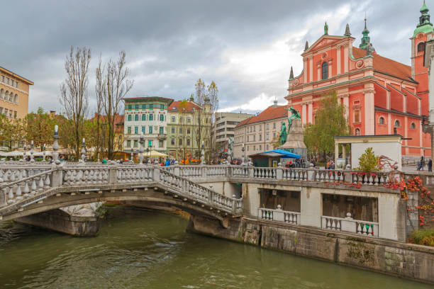 dreifachbrücke ljubljana - editorial eastern europe europe reflection stock-fotos und bilder