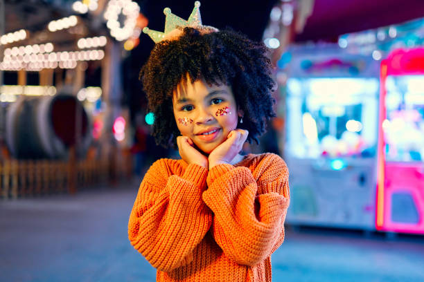 dzieci zabawy na karnawał carousel - carousel merry go round child african descent zdjęcia i obrazy z banku zdjęć