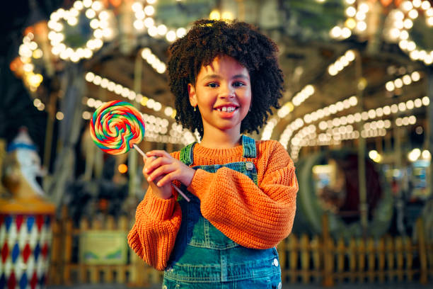 los niños se divierten en un carnaval de carrusel - carousel merry go round child african descent fotografías e imágenes de stock