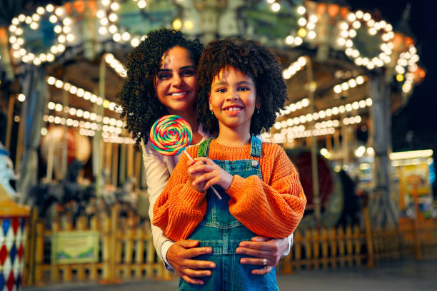 los niños se divierten en un carnaval de carrusel - carousel merry go round child african descent fotografías e imágenes de stock