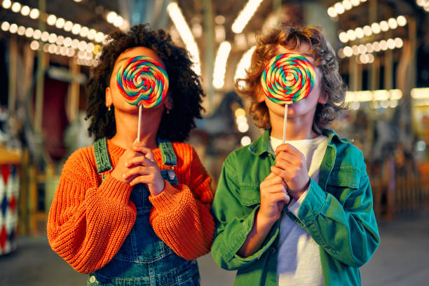 los niños se divierten en un carnaval de carrusel - carousel merry go round child african descent fotografías e imágenes de stock