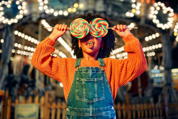 los niños se divierten en un carnaval de carrusel - carousel merry go round child african descent fotografías e imágenes de stock