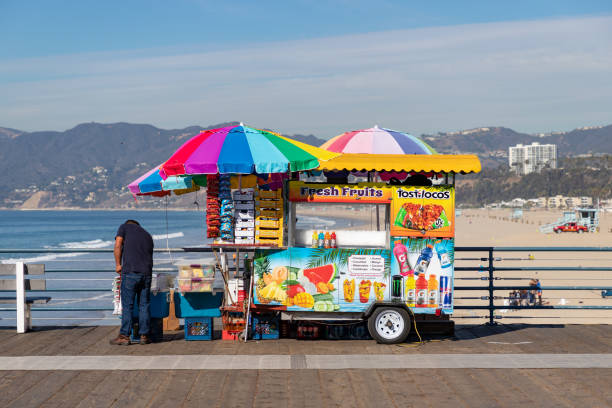 산타 모니카 부두 과일 및 음료 판매자 - santa monica beach beach california wave 뉴스 사진 이미지