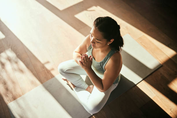 meditação, yoga e visão superior da mulher com mãos de oração em casa para a saúde e bem-estar. medite namaste, chakra zen e treino de yogi feminino, exercício ou treinamento para pilates, mindfulness e paz - yoga - fotografias e filmes do acervo