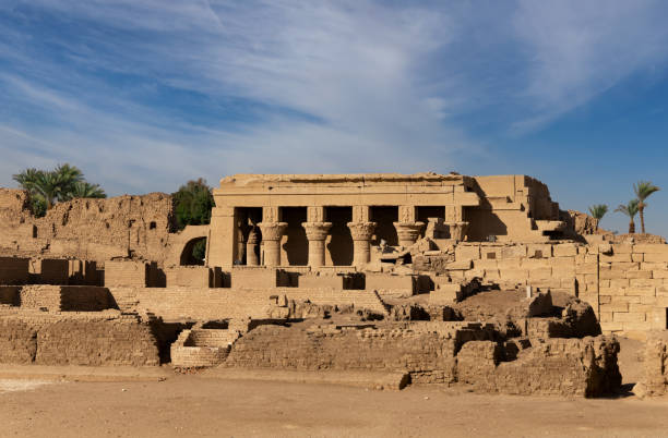 il romano mammisi o (casa natale) al tempio di hathor. dendera . egitto. - dendera foto e immagini stock