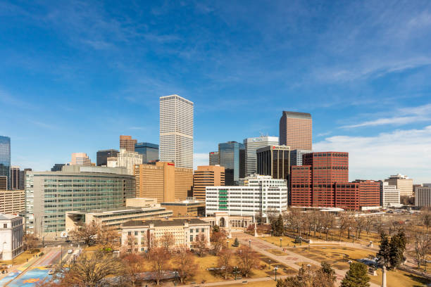 el horizonte moderno de denver visto desde el museo de arte de denver en un día soleado - central city colorado fotos fotografías e imágenes de stock