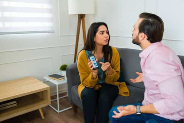 怒った妻が夫をだます ストックフォト