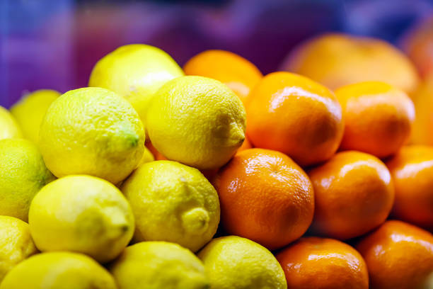 Lemons and oranges lie in a heap evenly