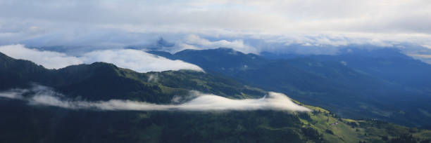 스위스 엔틀레부흐 지역의 푸른 언덕 주변의 안개 벨트. - fogs 뉴스 사진 이미지