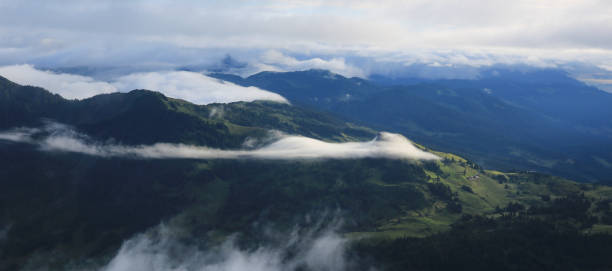 스위스 엔틀레부흐 지역의 푸른 언덕 주변의 안개 벨트. - fogs 뉴스 사진 이미지