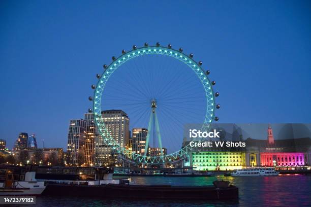 Photo libre de droit de London Eye Sillumine En Vert Pour La Saintpatrick Londres Royaumeuni banque d'images et plus d'images libres de droit de Grande roue du millennium