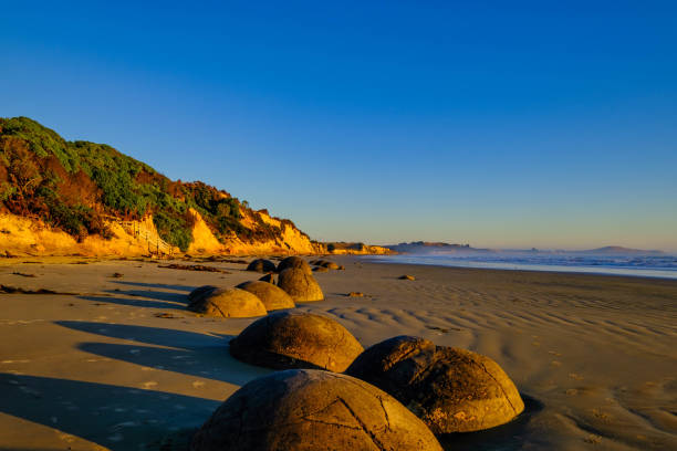 istock Moeraki Boulders Beach Sunrise 1472382848