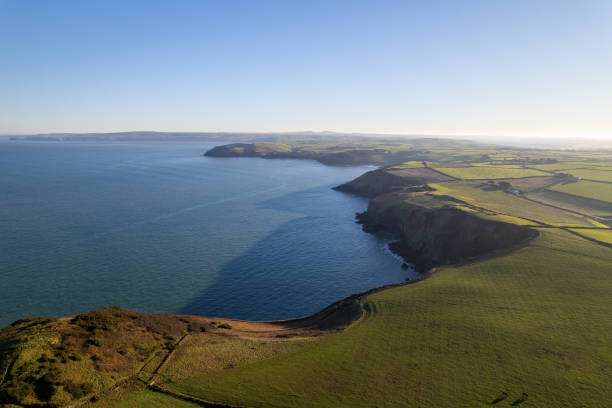 port quin bay, cornouailles, photo de drone - english quin photos et images de collection