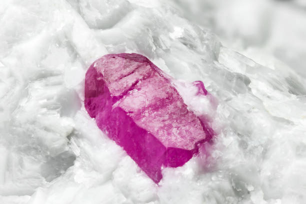 cristal de rubí (corindón rojo) sobre calcita blanca - crystallography fotografías e imágenes de stock