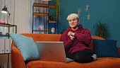 frau-die-auf-der-heimischen-couch-sitzt-in-die-kamera-schaut-videokonferenzen-mit-freunden.jpg?b=1&s=170x170&k=20&c=yTtz0xxE8mRHp_hmu24mVkFM8Or4_VDsAyNKe0Pk7zo=