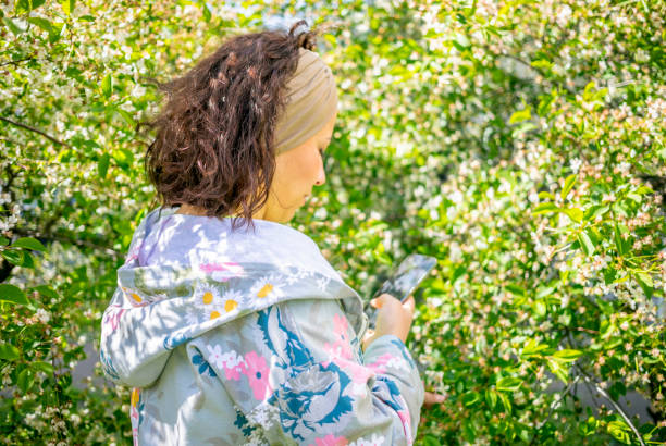 mulher morena com cerejeira florescendo - portrait adults apple tree cherry tree - fotografias e filmes do acervo