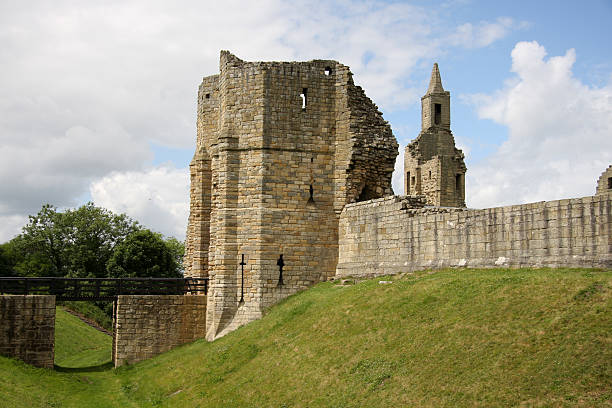 warkworth castle eingang - warkworth castle stock-fotos und bilder