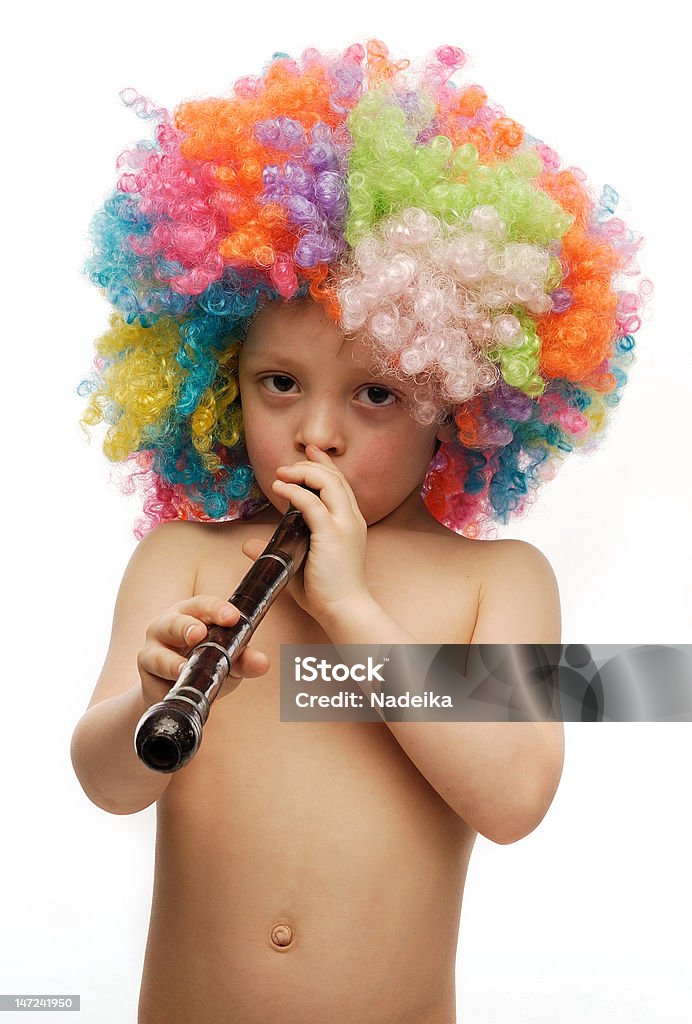 Garçon dans une perruque lumineuse et colorée jeu de tuyau - Photo de Art du spectacle libre de droits