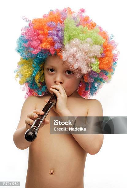 Ragazzo In Colori Luminosi Parrucca Gioca Un Tubo Pipe - Fotografie stock e altre immagini di Bambini maschi