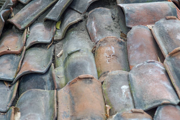 telhas não utilizadas são dispostas fora da casa, grupo de telhas, pilhas de telhas de barro - roof tile nature stack pattern - fotografias e filmes do acervo