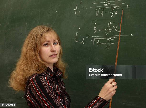 Lehrer Und Wandtafel Stockfoto und mehr Bilder von Betrachtung - Betrachtung, Bildkomposition und Technik, Bildung