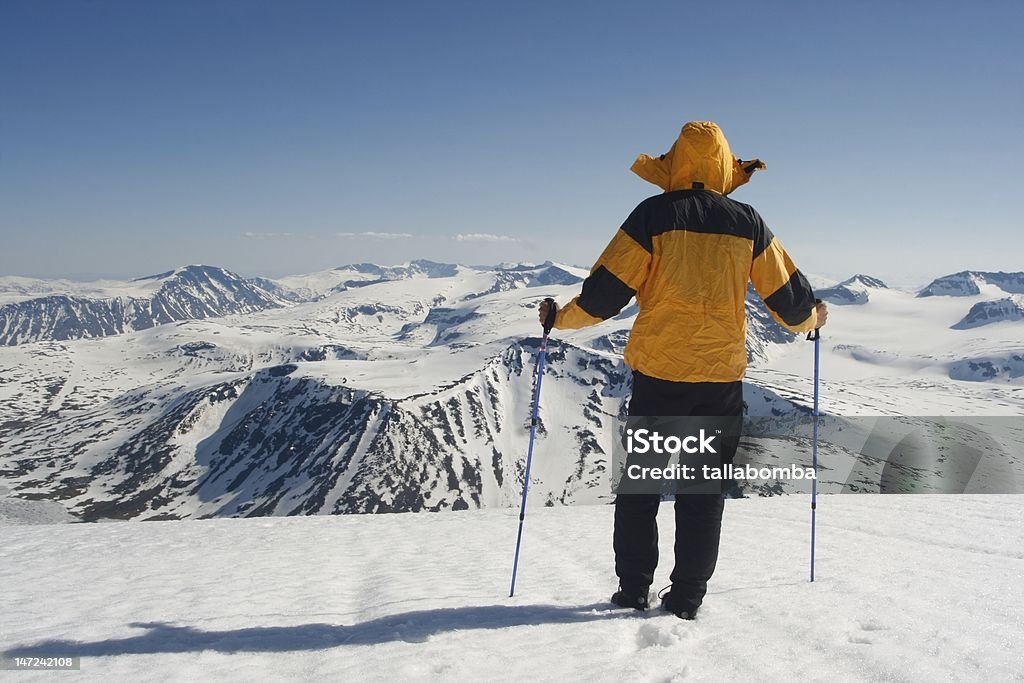 Człowiek w górach - Zbiór zdjęć royalty-free (Parka - Zimowy płaszcz)