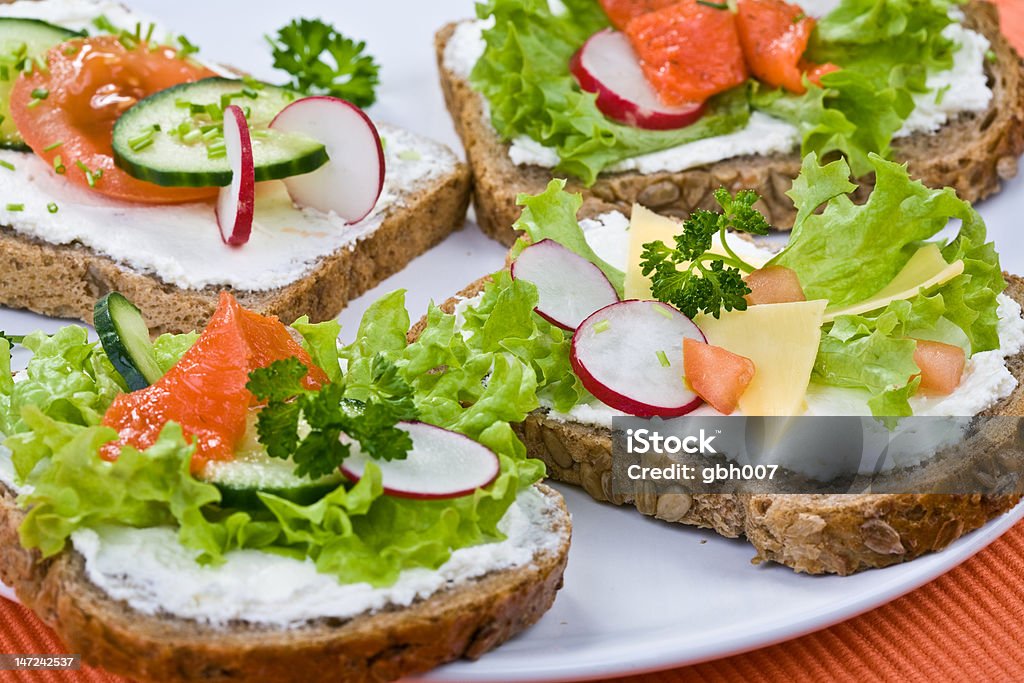 Pão de Mistura Integral com queijo, Salmão fumado e produtos hortícolas - Royalty-free Alface Foto de stock