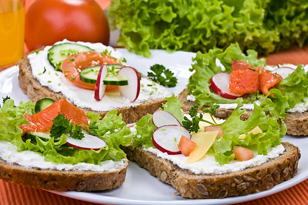 pão integral com queijo, legumes e salmão defumado - sandwich salmon 7 grain bread healthy eating - fotografias e filmes do acervo