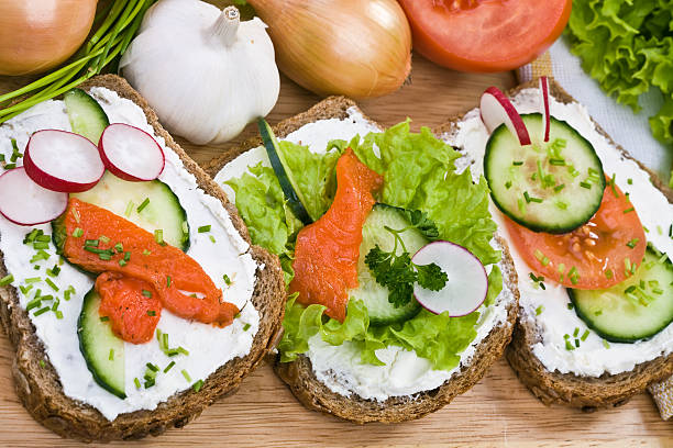 pão integral com queijo, legumes e salmão defumado - sandwich salmon 7 grain bread healthy eating - fotografias e filmes do acervo