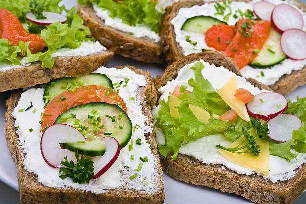 chleb 7 ziaren z serem, wędzonego łososia i warzyw - sandwich salmon 7 grain bread healthy eating zdjęcia i obrazy z banku zdjęć