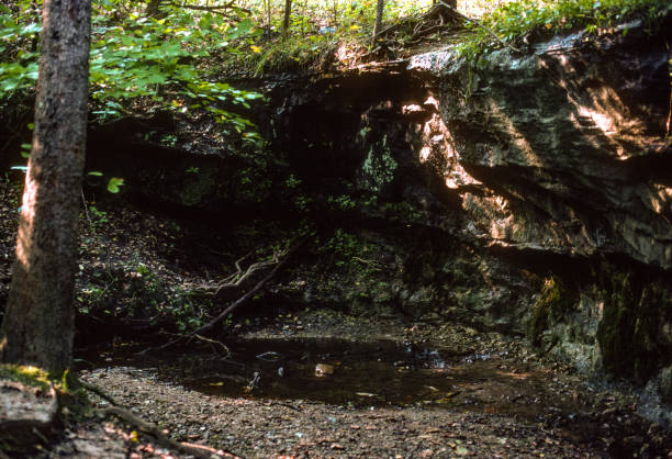 istock Graham Cave SP - Dry Waterfall Cave Alcove - 1998 1472435527