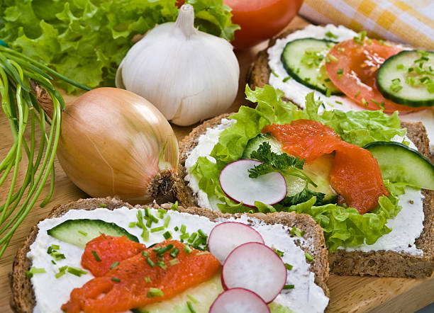 pão integral com queijo, legumes e salmão defumado - sandwich salmon 7 grain bread healthy eating - fotografias e filmes do acervo