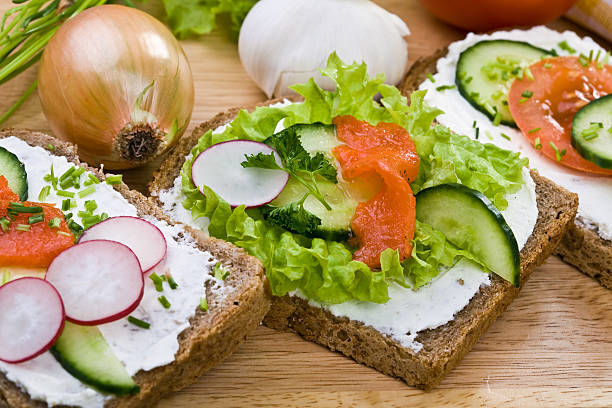 pão integral com queijo, legumes e salmão defumado - sandwich salmon 7 grain bread healthy eating - fotografias e filmes do acervo