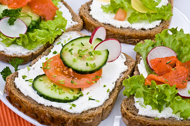 chleb 7 ziaren z serem, wędzonego łososia i warzyw - sandwich salmon 7 grain bread healthy eating zdjęcia i obrazy z banku zdjęć