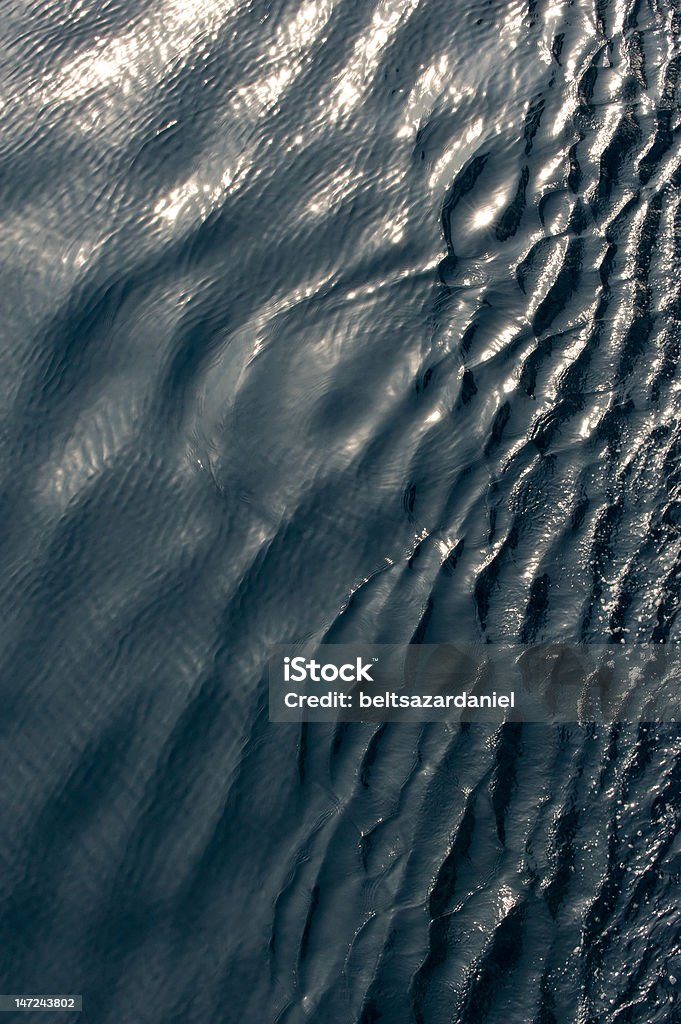 반짝이는 바다빛 저수시설 표면화시킵니다 - 로열티 프리 0명 스톡 사진
